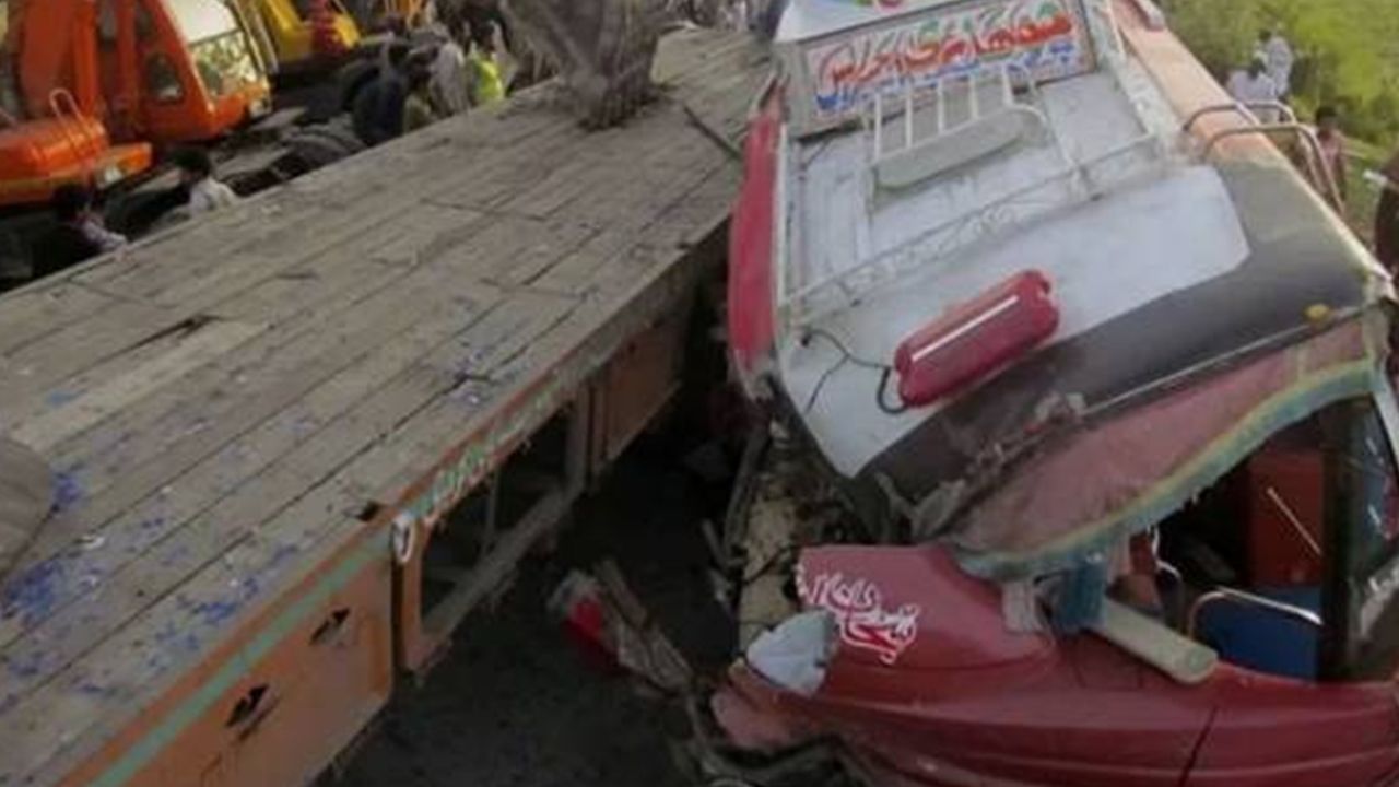 Pakistan'da otobüs ile tır çarpıştı: 11 ölü