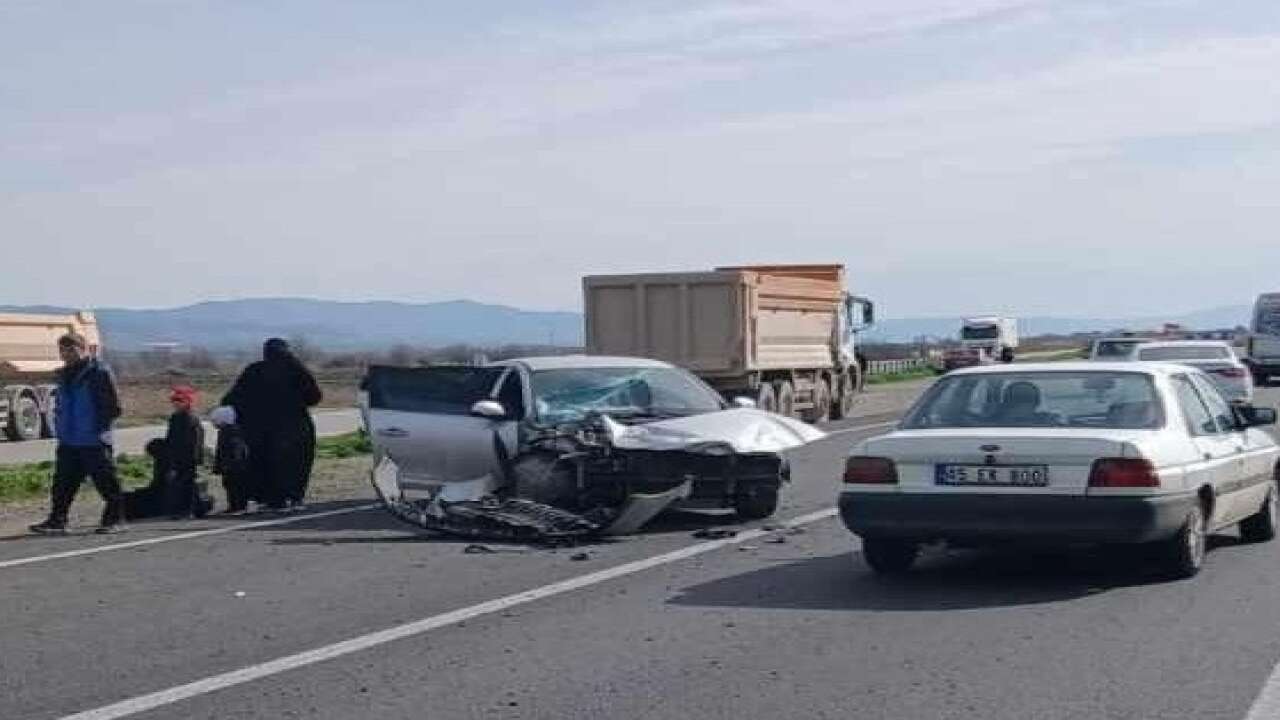 Salihli’de 3 aracın karıştığı zincirleme trafik kazasında 4 kişi yaralandı