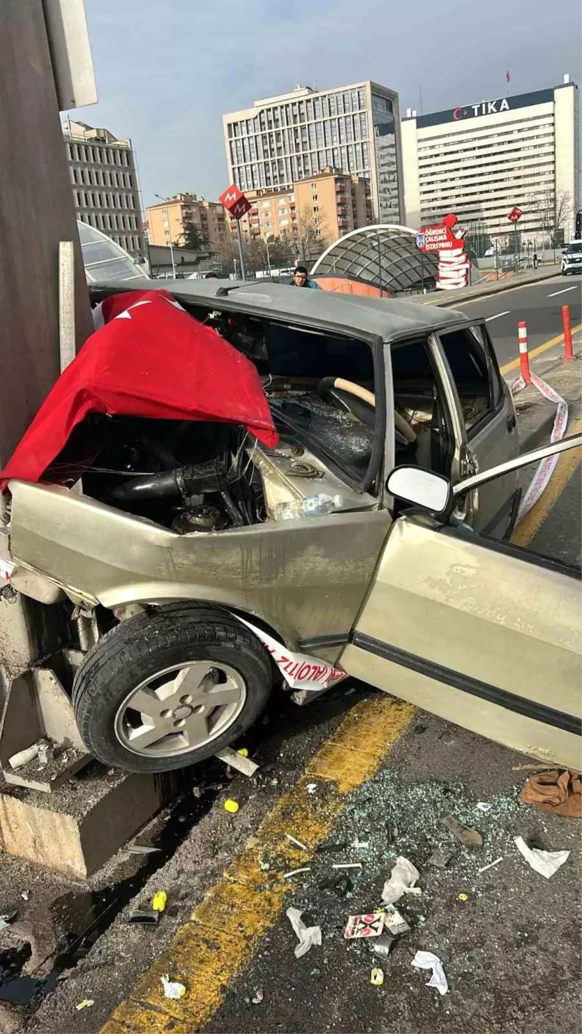 Ankara'da trafik kazası: Sürücü sıkıştı