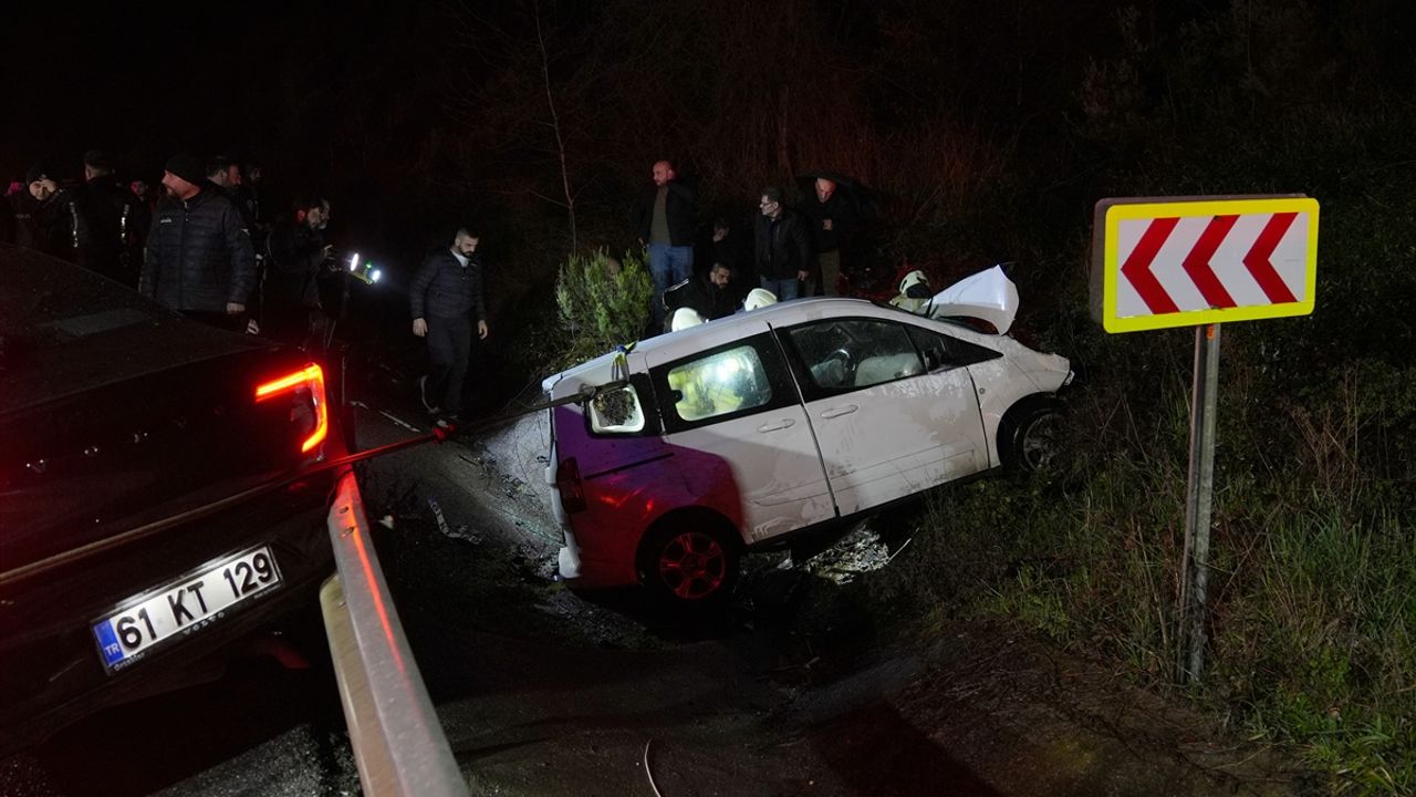 Beykoz'da trafik kazası: Arabayla hafif ticari araç çarpıştı, 1 ölü 5 yaralı