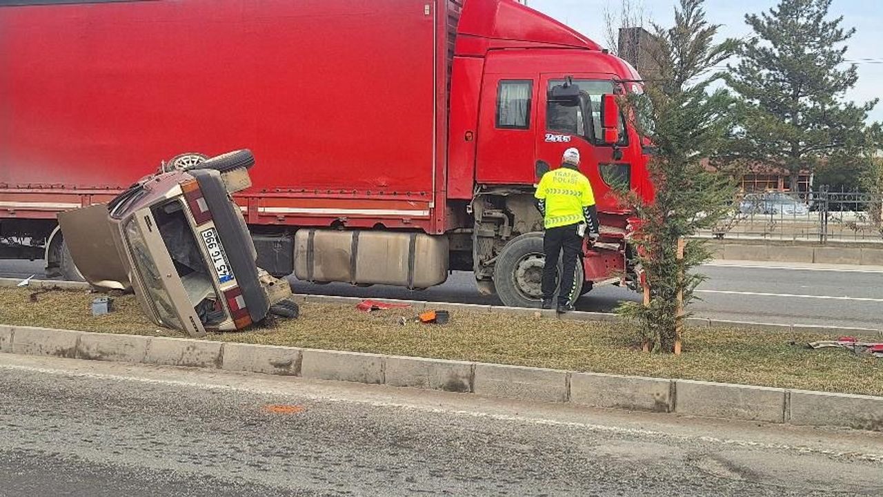 Malatya’da Tır İle Otomobil Çarpıştı: 1 Araç Yan Yattı