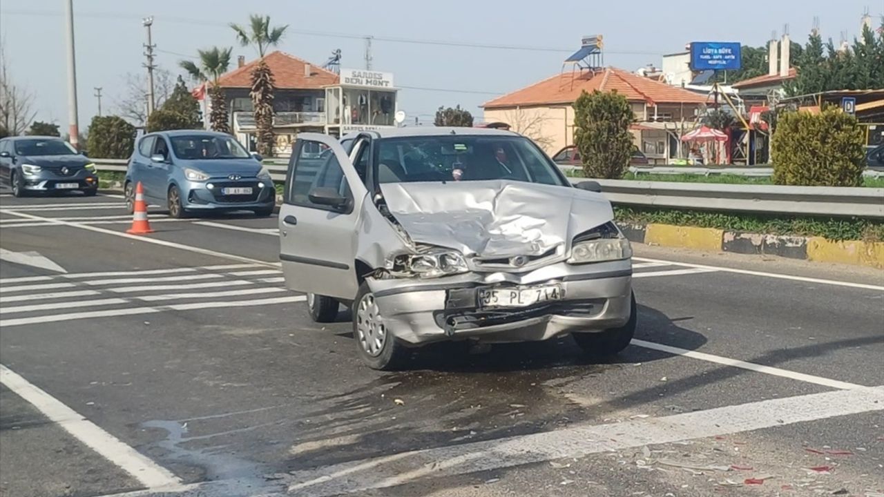 Manisa'da iki aracın karıştığı trafik kazasında 5 yaralı