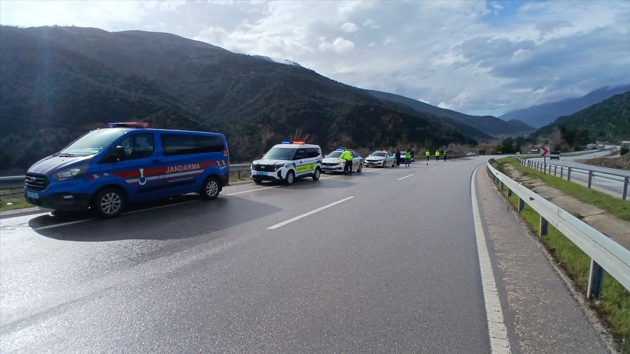 Amasya'da trafik kazası: Bariyere çarpan araçta 3 yaralı