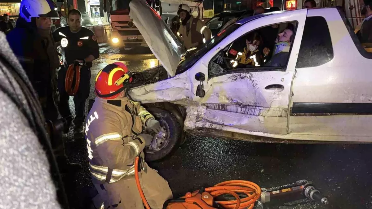 Arnavutköy'de Trafik Kazası: Sürücü Sıkıştı