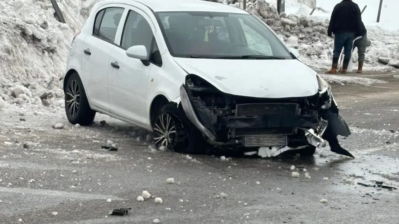 Bingöl’ün Karlıova ilçesinde maddi hasarlı trafik kazası