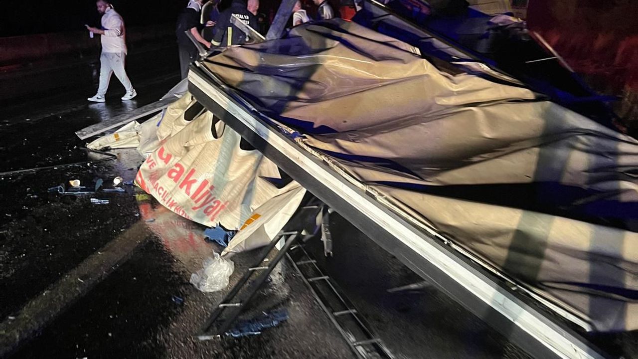 Burdur'da kamyonetle çekicinin çarpıştığı trafik kazasında 3 yaralı