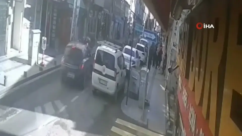 Çorlu’da ters yön kazası kamerada: Motosiklet sürücüsü yaralandı