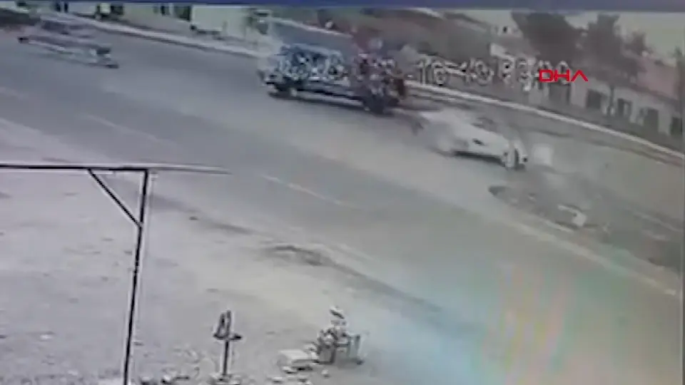 Diyarbakır’da motosiklet kazası: Kamyonete çarpan sürücü hayatını kaybetti
