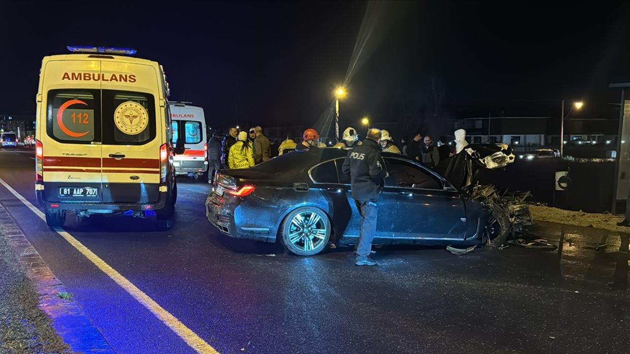 Düzce'de trafik kazası: Midibüsle araba çarpıştı, 5 yaralı