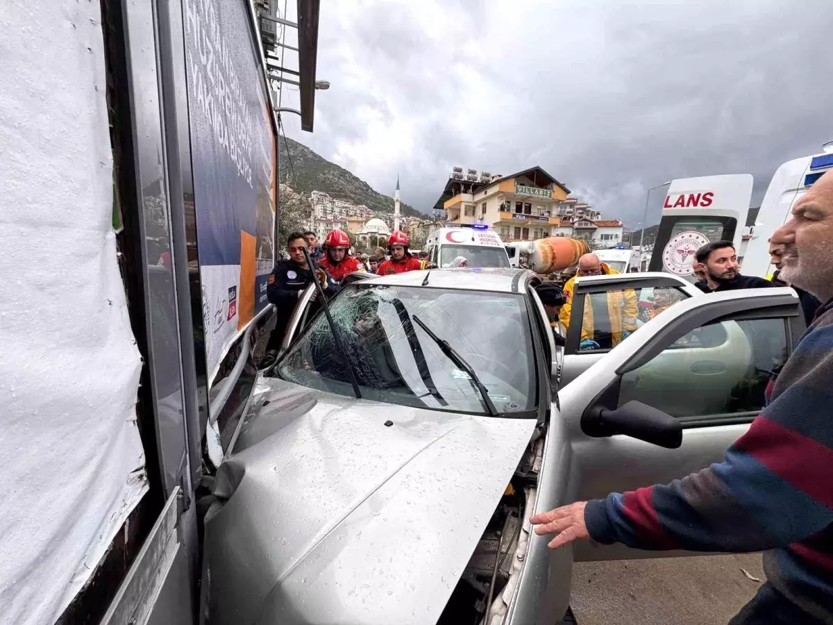 Fethiye'de Trafik Kazası: 1 Ölü, 2 Yaralı
