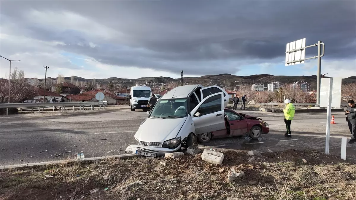 Gemerek'te Trafik Kazası: 3 Yaralı