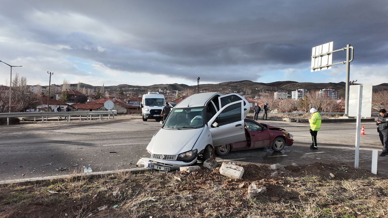 Sivas Gemerek'teki trafik kazasında iki araçta 3 yaralı