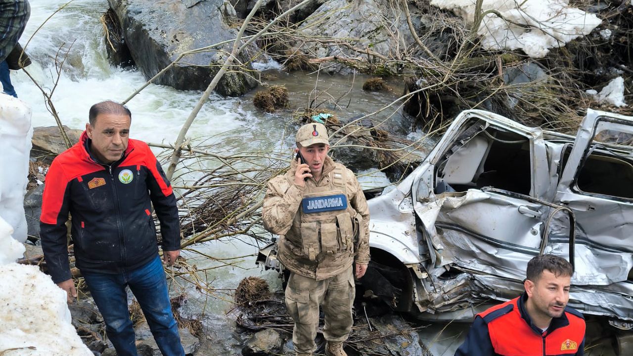 SON DAKİKA: Bitlis'te feci trafik kazası, 3 ölü 5 yaralı