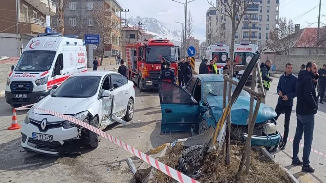 Van’da trafik kazası: 5 kişi hastaneye kaldırıldı