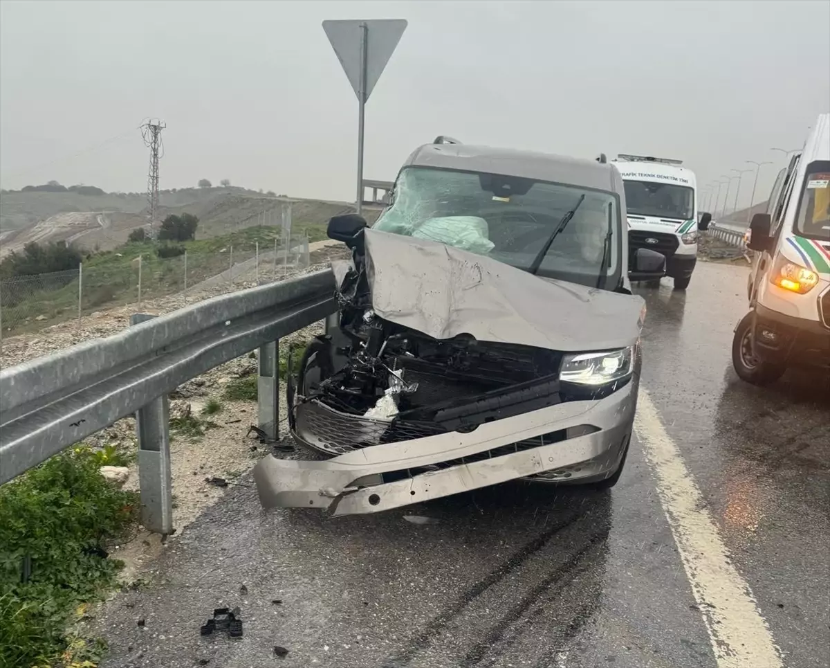 Yenipazar'da Trafik Kazası: 2 Yaralı