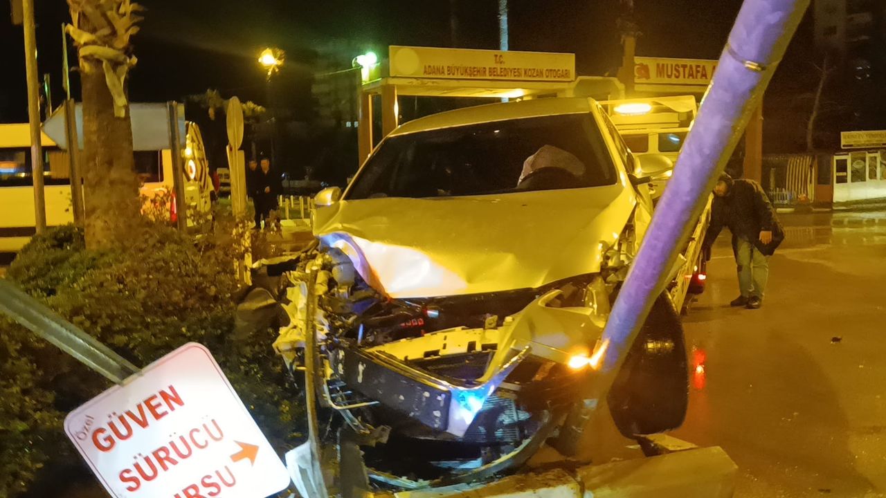 Adana'da minibüsle arabanın çarpıştığı trafik kazasında 3 yaralı