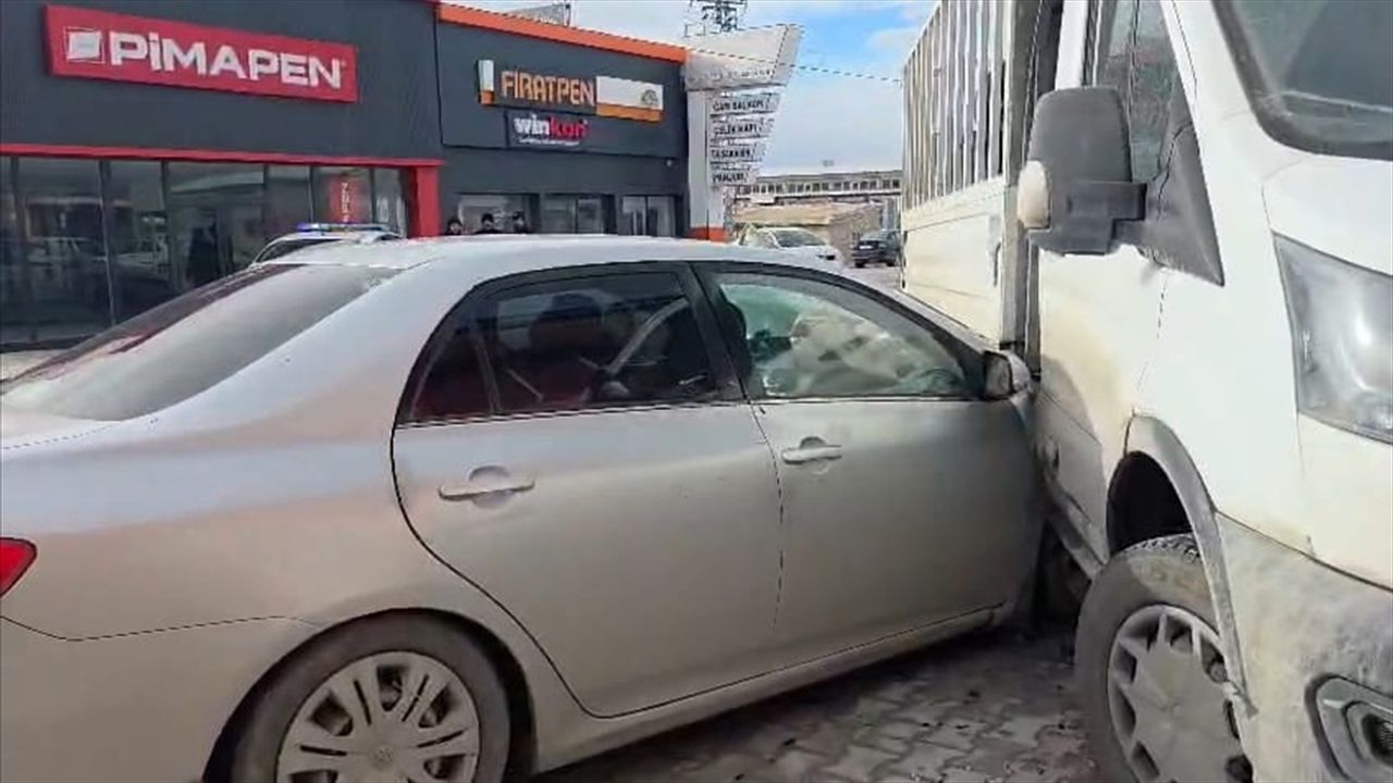Aksaray Eskil'deki trafik kazasında arabayla kamyonet çarpıştı: 1 yaralı