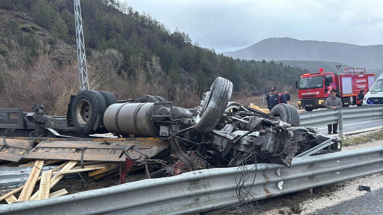 Çankırı'da tırın devrildiği trafik kazasında sürücü öldü