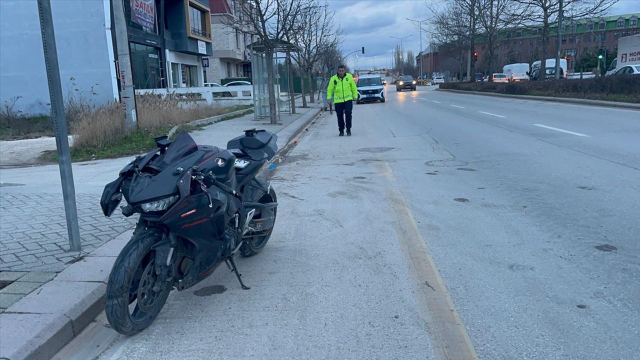 Eskişehir Odunpazarı'nda trafik kazası: Motosikletle bisiklet çarpıştı, 2 yaralı