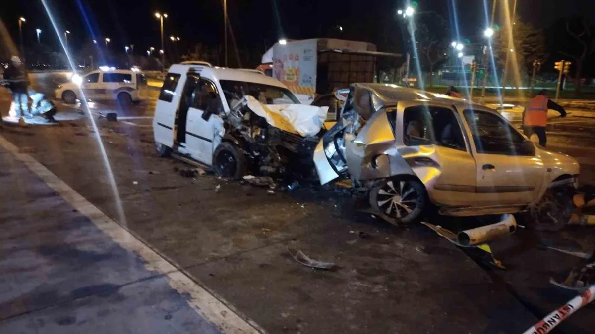Kartal'da meydana gelen trafik kazasında hafif ticari araç park halindeki otomobile çarptı, 4 kişi yaralandı.