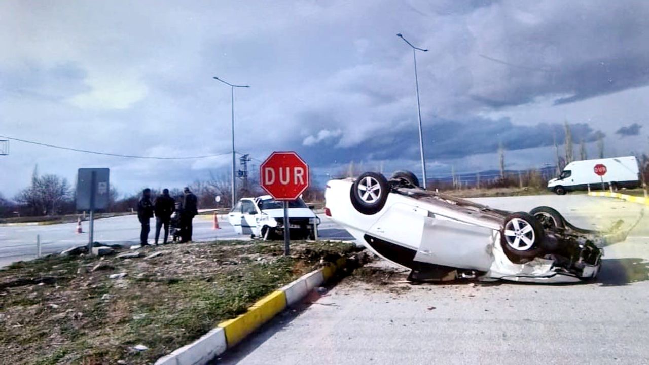 Kavşakta feci kaza: 7 kişi hastanelik!