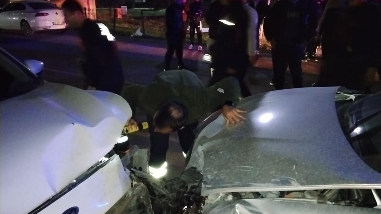Mardin'de iki arabanın çarpıştığı trafik kazasında 6 yaralı