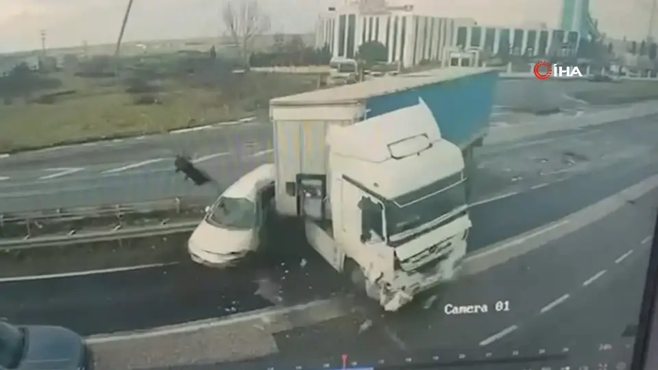Tekirdağ’da tır ile otomobil çarpıştı: Sürücü ağır yaralandı