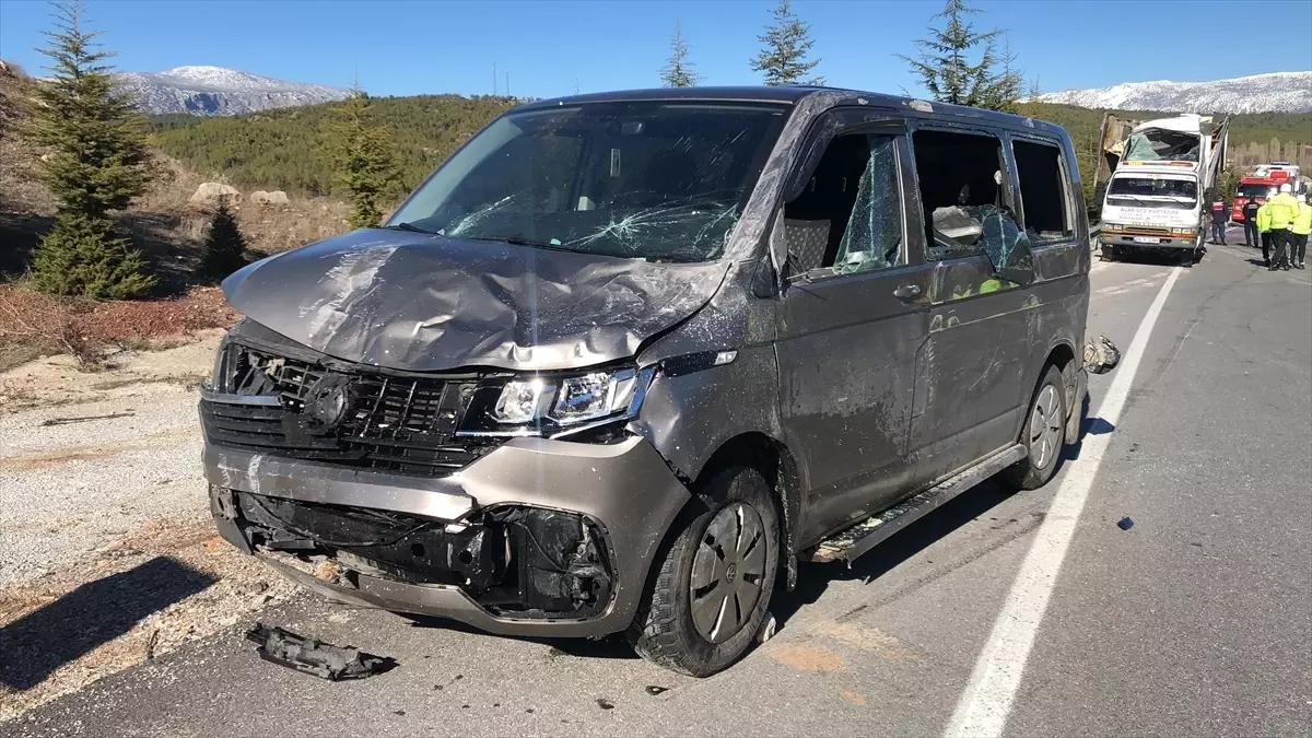 Denizli'de Trafik Kazası: 2 Ölü, 1 Yaralı