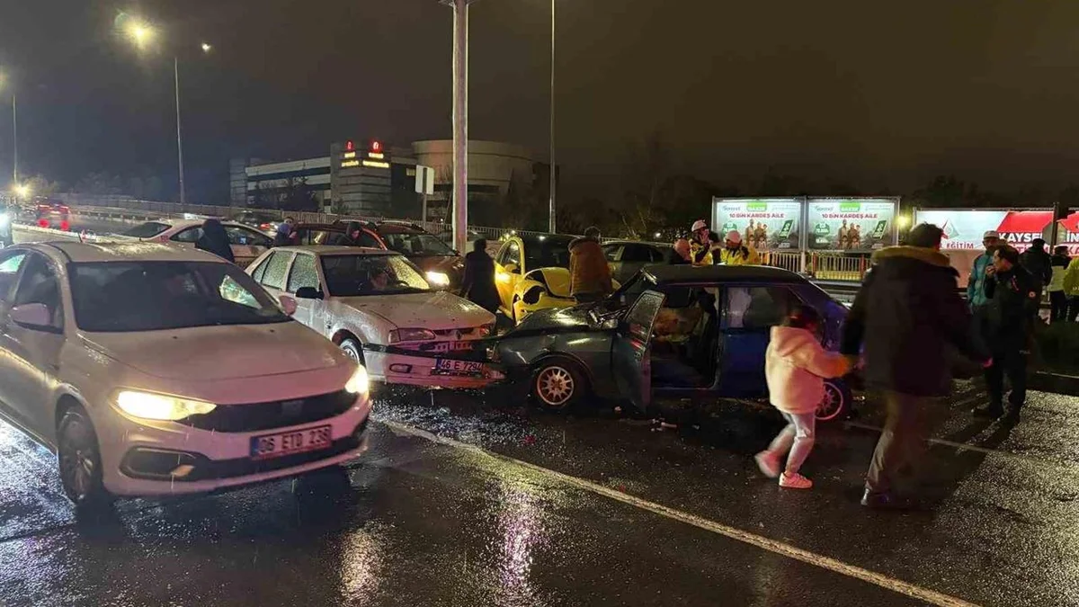 Kayseri Kocasinan'da Kırmızı Işıkta Bekleyen Araçlara Çarpan Otomobilde 2 Kişi Yaralandı
