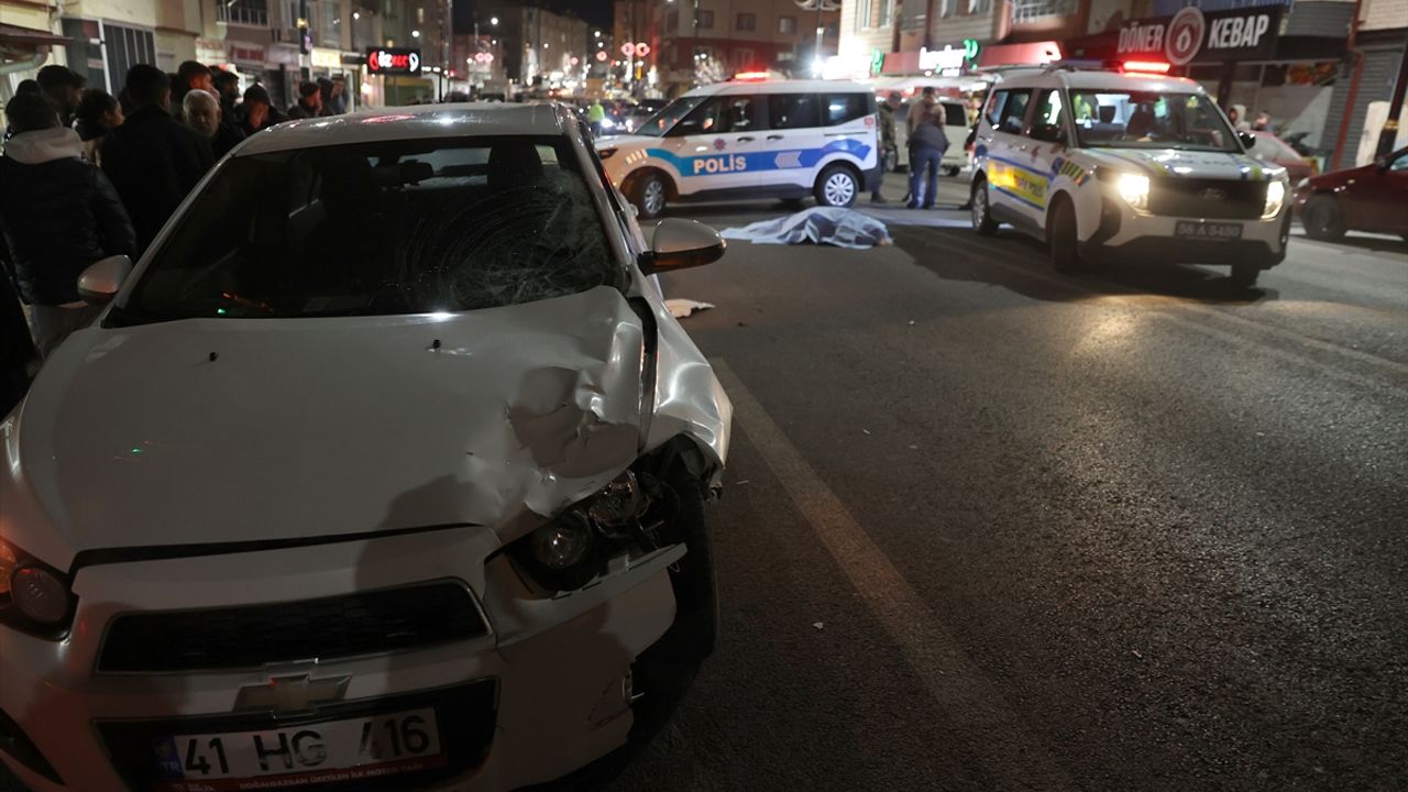 Sivas'ta trafik kazası: Yolun karşısına geçerken araba çarpan kayınvalide öldü, gelin ağır yaralı