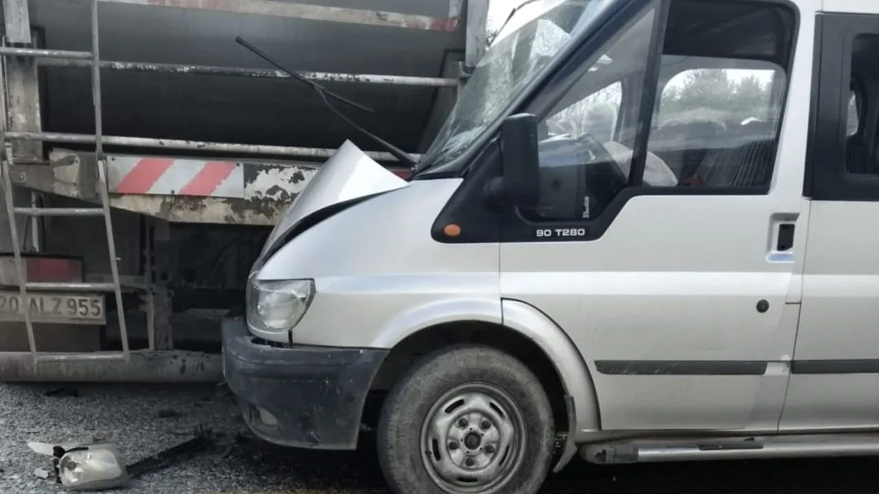 Bozdoğan'da minibüs kazası