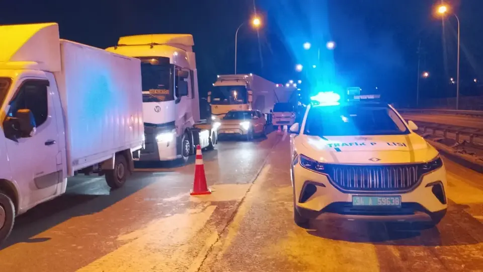 Büyükçekmece TEM Otoyolu’nda TIR kazası: Konteyner yüklü araç devrildi