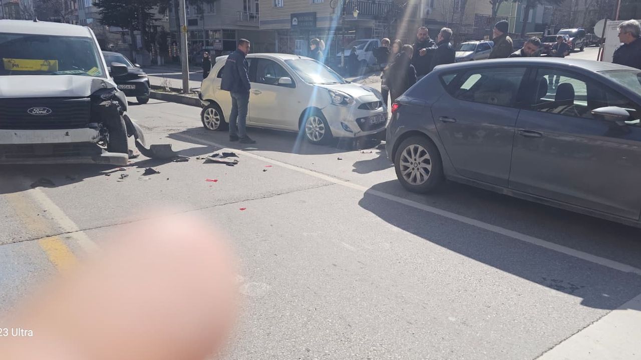 Karayolları önünde zincirleme kaza: PTT aracı minibüse çarptı