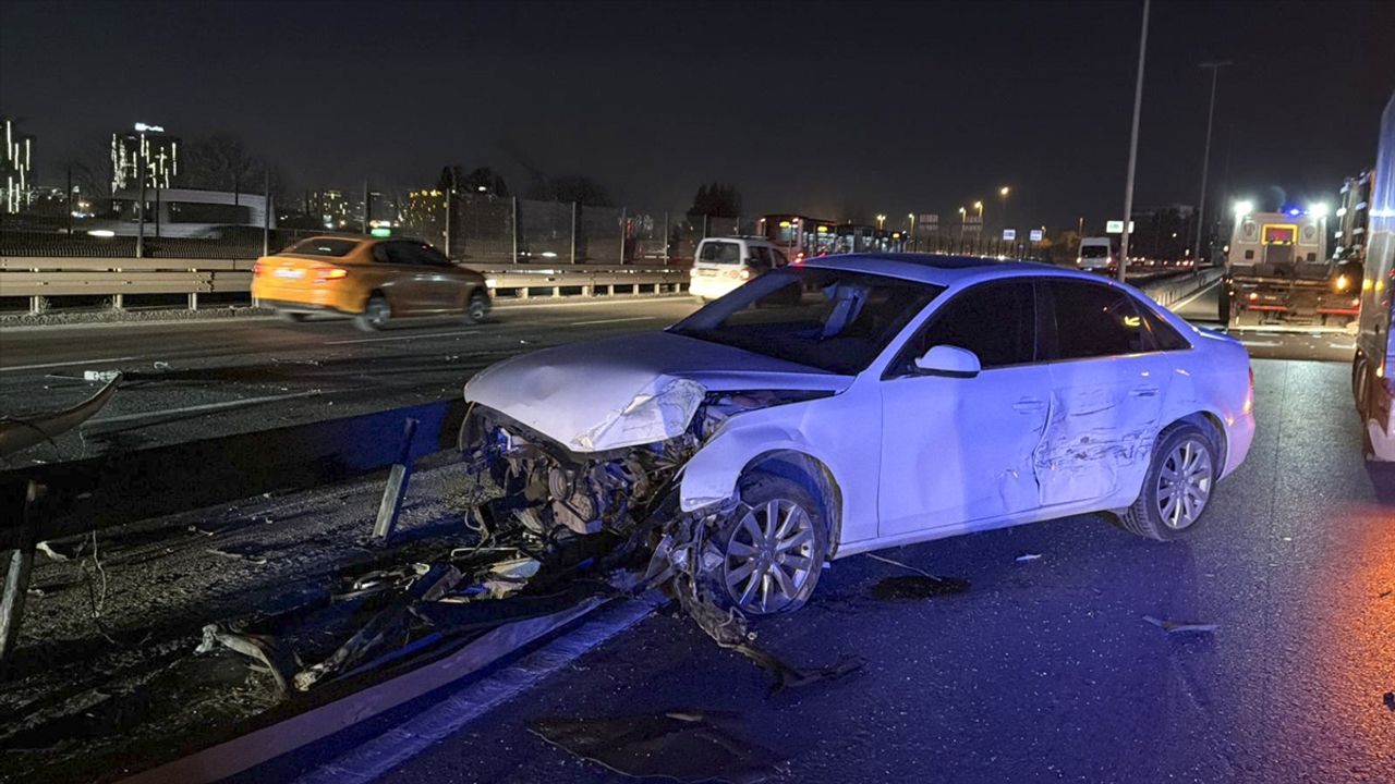 Küçükçekmece D-100 yol ayrımındaki trafik kazasında 2 yaralı