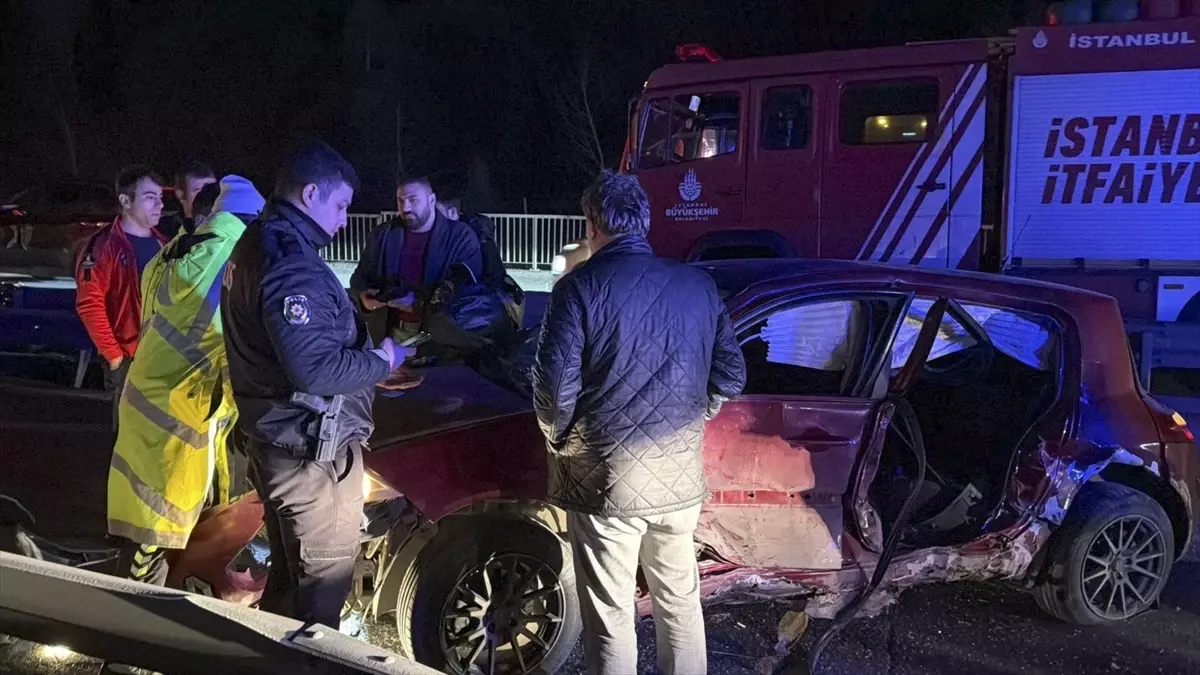 Küçükçekmece'de Trafik Kazası: 2 Yaralı