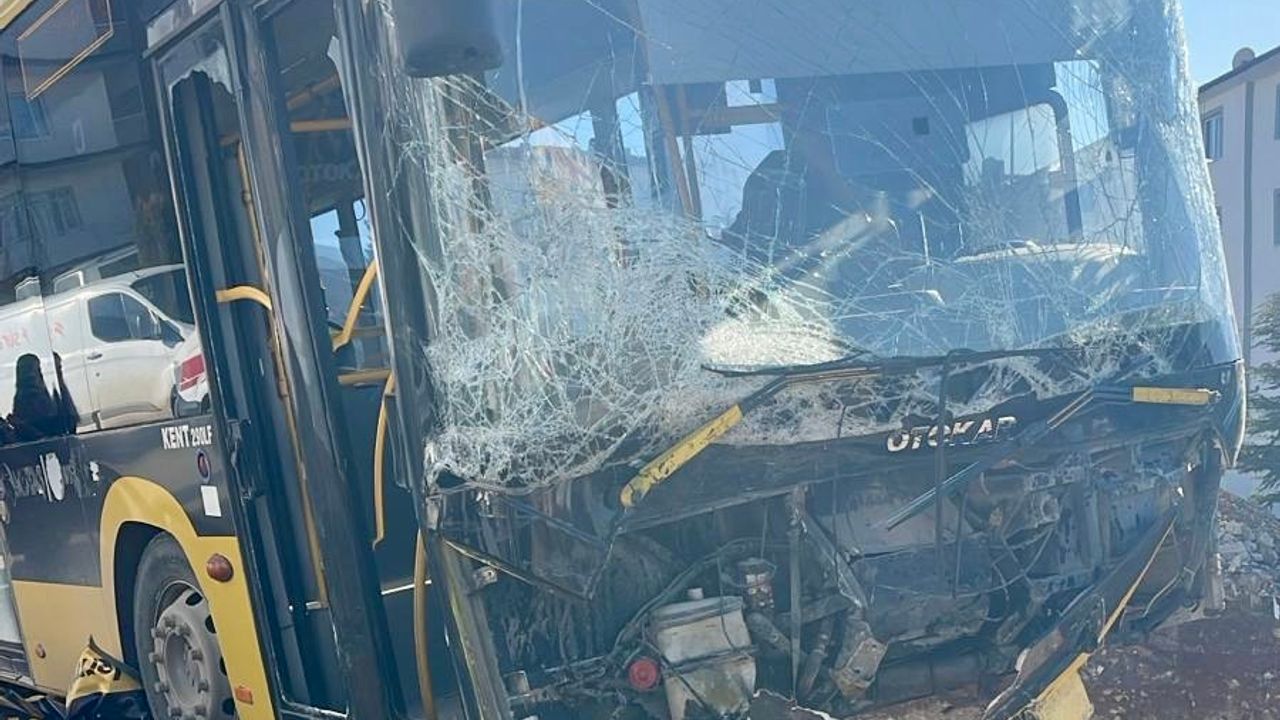 Malatya’da Feci Kaza: MOTAŞ Otobüsü ile Otomobil Çarpıştı