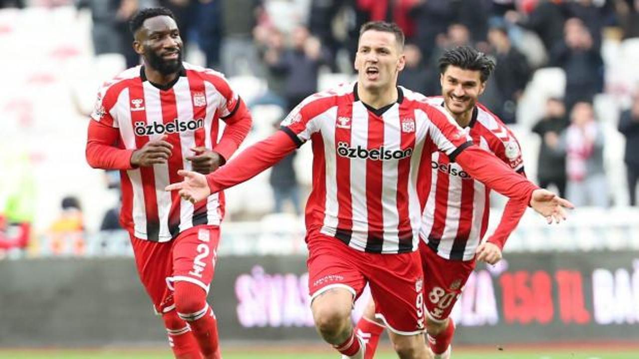 Sivasspor'da korkutan kaza! Takımın yıldızı Rey Manaj trafik kazası geçirdi
