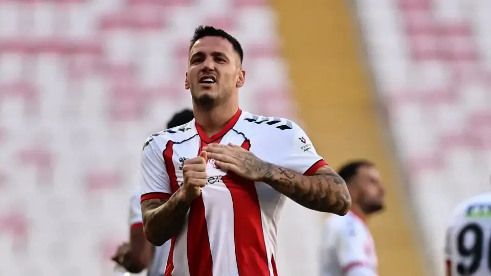 Sivasspor’da Rey Manaj trafik kazası geçirdi