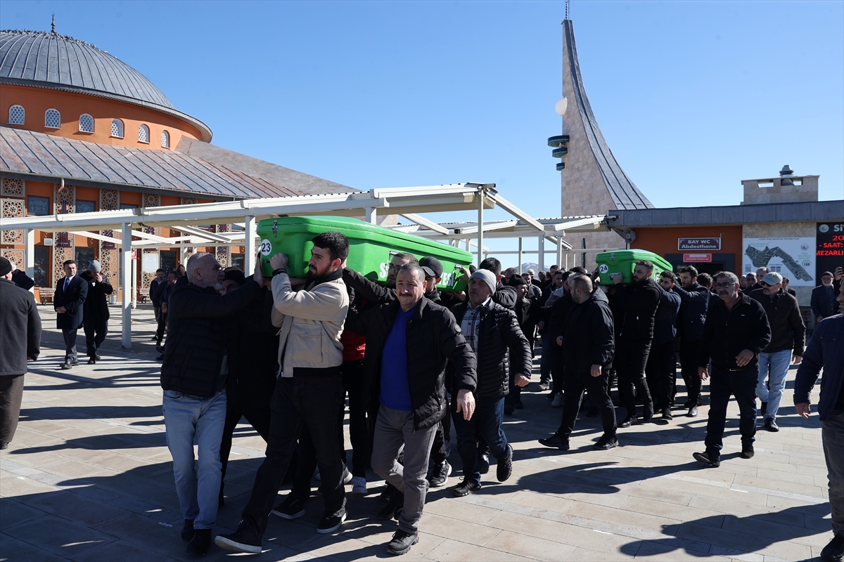 Sivas'ta teravihe giderken trafik kazasında ölen gelin ve kayınvalidenin cenazeleri defnedildi