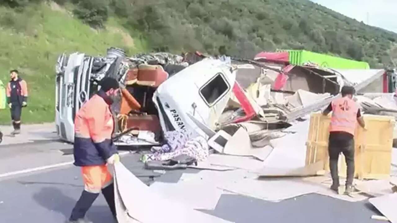 TEM'de feci kaza! İki tır çarpıştı, İstanbul yönü trafiğe kapandı