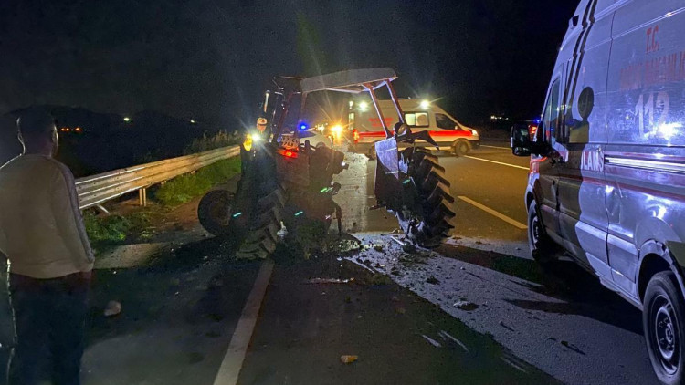 Adana'da otomobille traktör çarpıştı: 1'i ağır 6 kişi yaralandı