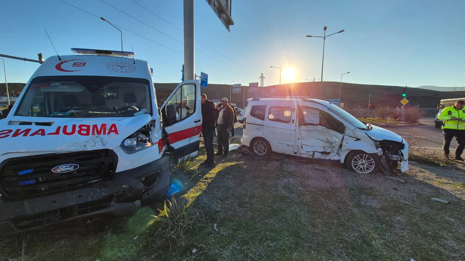 Ambulans ile hasta yakınının kullandığı araç çarpıştı