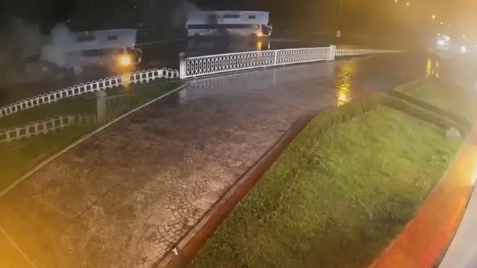 İlkadım’da otobüs kazası: Refüje çarpan araç devrildi