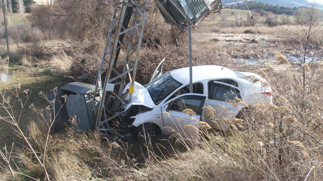 Konya'da trafik kazası: Yoldaki direğe çarpan araçta 3 yaralı