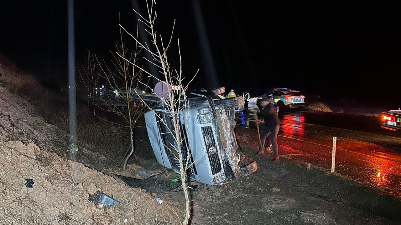 Uşak'ta feci trafik kazası: İşçi servisi şarampole devrildi, 17 yaralı