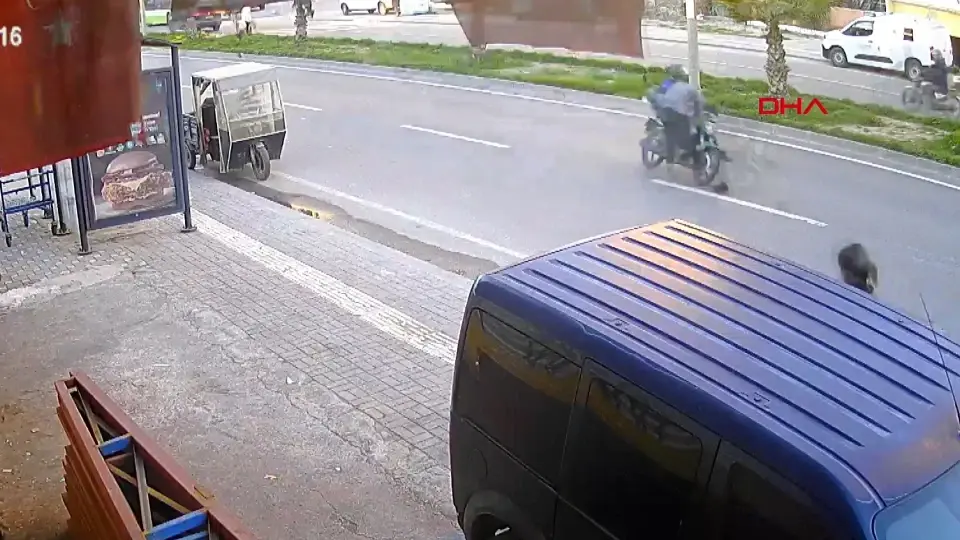 Yüreğir’de motosiklet kazası: Yayaya çarpma anı kamerada