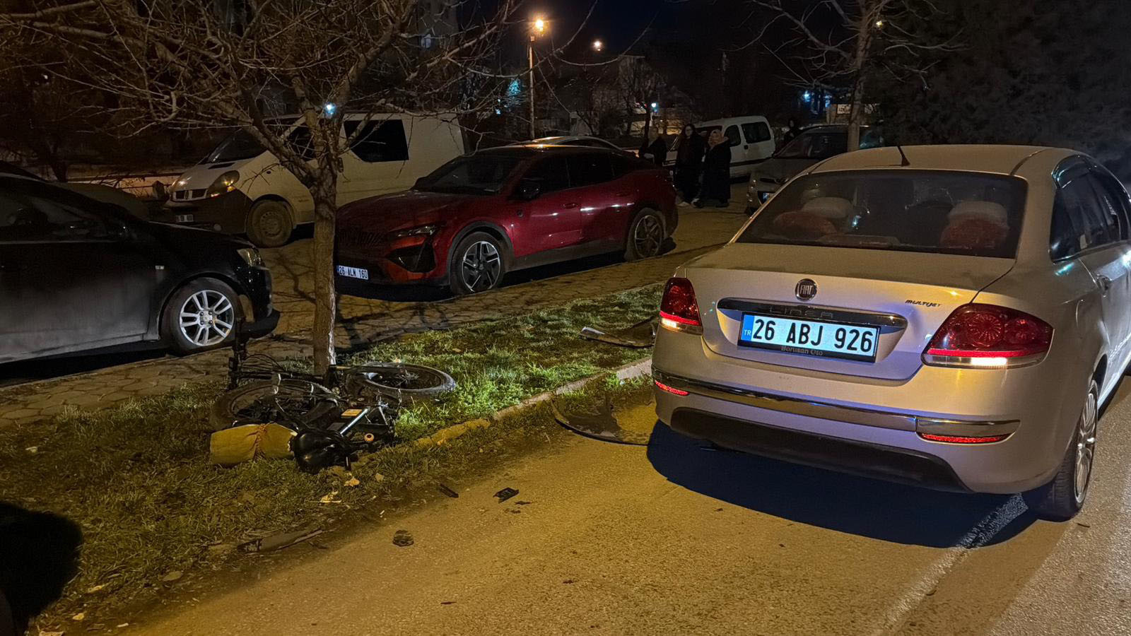 Ehliyetsiz sürücünün kullandığı otomobil, elektrikli bisiklete çarptı; 1’i ağır 2 çocuk yaralandı
