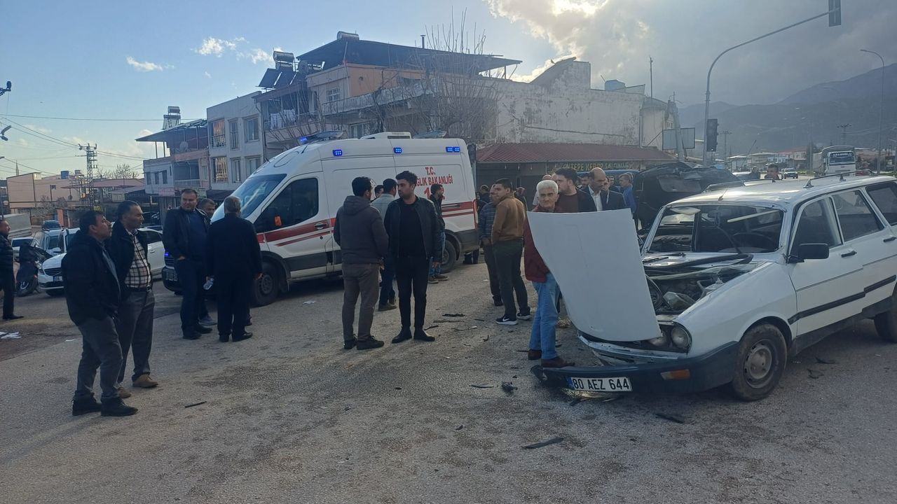 Hatay'da iki aracın çarpıştığı trafik kazasında 4 yaralı