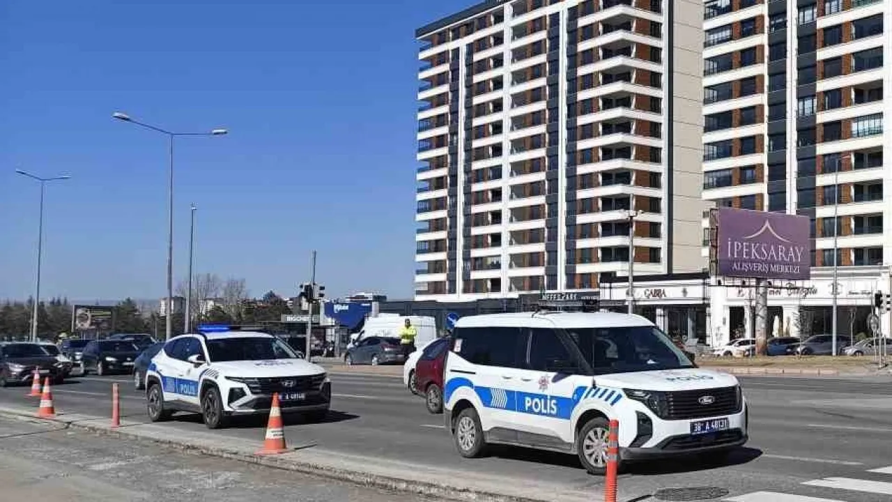 Talas Bulvarı'nda Kaza: 15 Yaşındaki Kız Ağır Yaralı