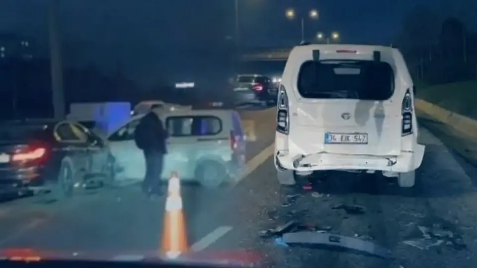 TEM Otoyolu'nda 5 Araçlı Zincirleme Kaza: Yaralılar Mevcut